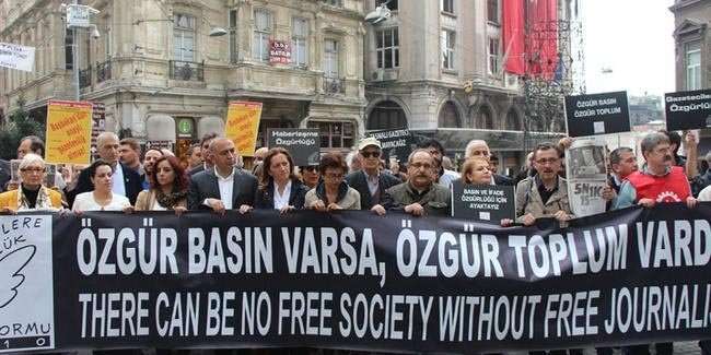 Gazeteciler basın özgürlüğü için yürüdü