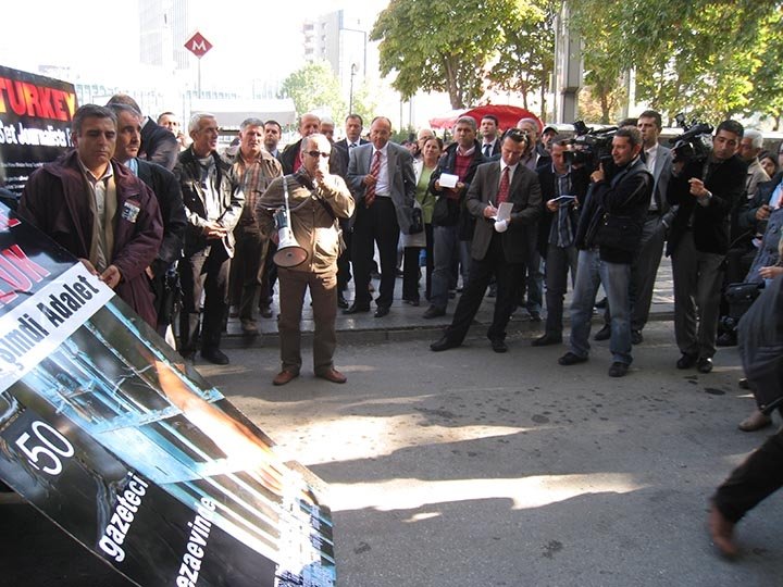 kişi, açık hava, cadde, insanlar içeren bir resim Açıklama otomatik olarak oluşturuldu