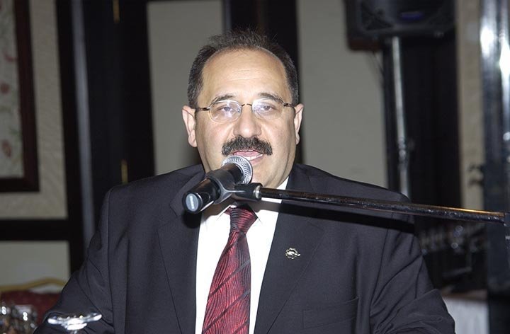 kişi, adam, duvar, iç mekan içeren bir resim Açıklama otomatik olarak oluşturuldu