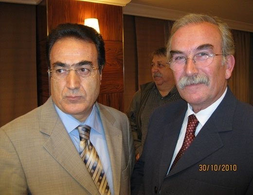 kişi, adam, duvar, takım içeren bir resim

Açıklama otomatik olarak oluşturuldu