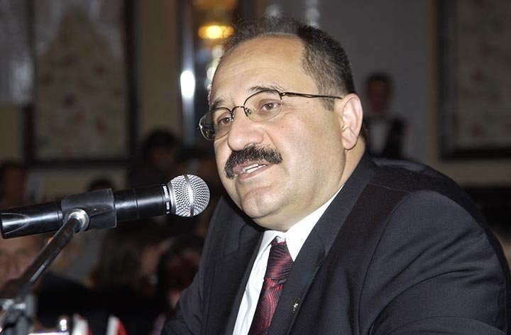 kişi, adam, iç mekan, takım içeren bir resim Açıklama otomatik olarak oluşturuldu