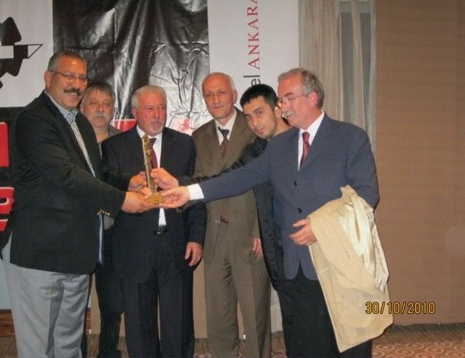 kişi, dik, grup, takım içeren bir resim

Açıklama otomatik olarak oluşturuldu