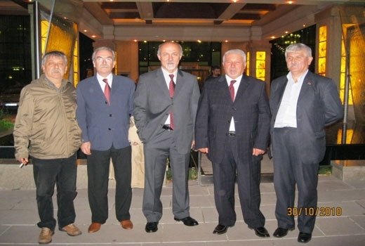 kişi, dik, takım, grup içeren bir resim

Açıklama otomatik olarak oluşturuldu