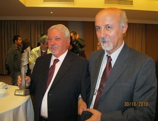 kişi, duvar, iç mekan, takım içeren bir resim

Açıklama otomatik olarak oluşturuldu