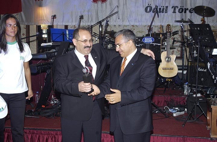 kişi, iç mekan, yer, dik içeren bir resim Açıklama otomatik olarak oluşturuldu