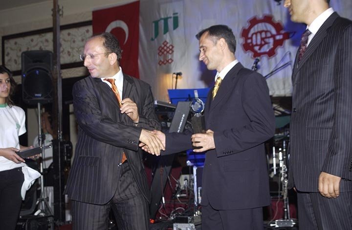 kişi, takım, dik, giyinmiş içeren bir resim Açıklama otomatik olarak oluşturuldu