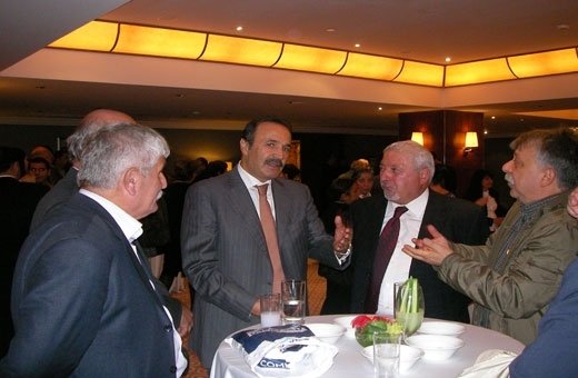 kişi, tavan, iç mekan, insanlar içeren bir resim

Açıklama otomatik olarak oluşturuldu
