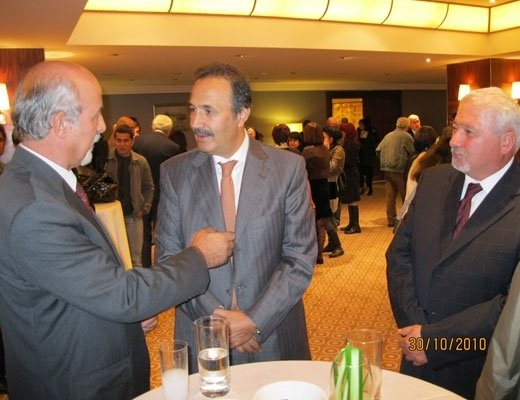 kişi, tavan, iç mekan, tablo içeren bir resim

Açıklama otomatik olarak oluşturuldu