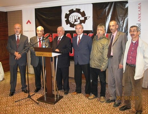 kişi, yer, iç mekan, grup içeren bir resim

Açıklama otomatik olarak oluşturuldu