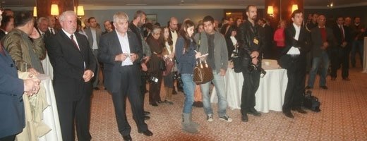 kişi, yer, iç mekan, takım içeren bir resim

Açıklama otomatik olarak oluşturuldu