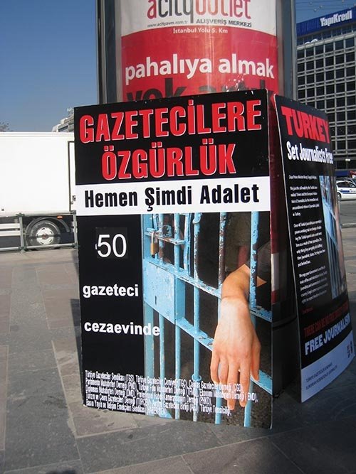 metin, açık hava, işaret, kaldırım kenarı içeren bir resim Açıklama otomatik olarak oluşturuldu