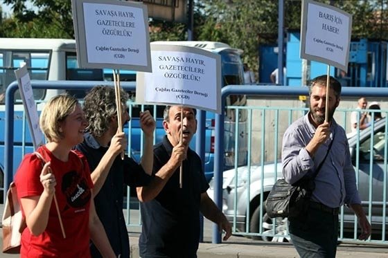 metin, açık hava, kişi, işaret içeren bir resim

Açıklama otomatik olarak oluşturuldu