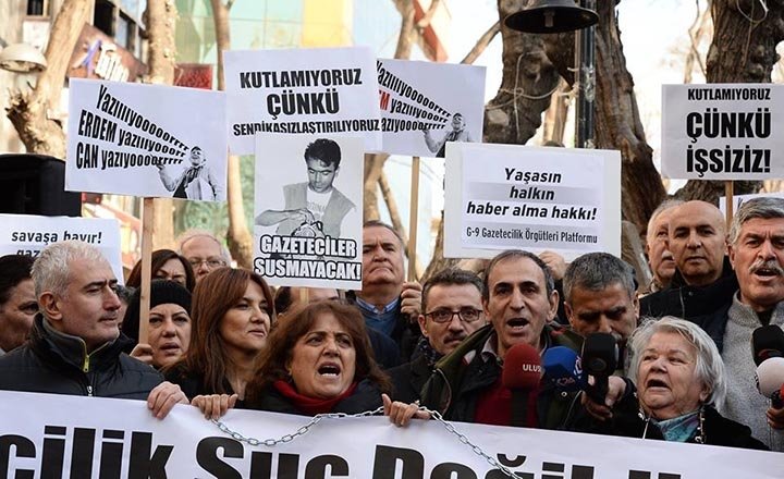 metin, gazete, poz içeren bir resim Açıklama otomatik olarak oluşturuldu