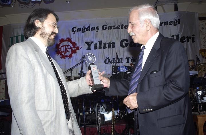 metin, kişi, adam, dik içeren bir resim Açıklama otomatik olarak oluşturuldu