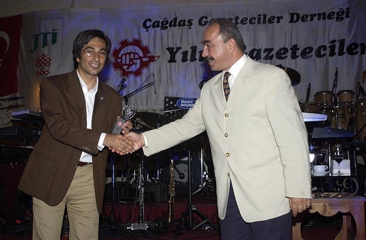 metin, kişi, dik, adam içeren bir resim Açıklama otomatik olarak oluşturuldu