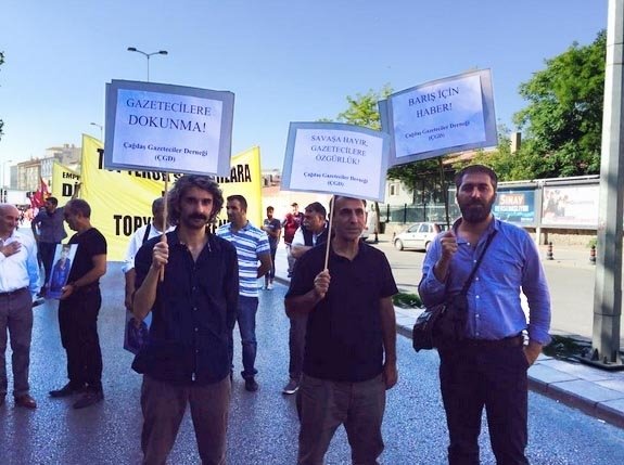 metin, kişi, dik, grup içeren bir resim

Açıklama otomatik olarak oluşturuldu