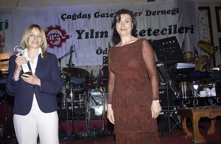 metin, kişi, iç mekan içeren bir resim Açıklama otomatik olarak oluşturuldu