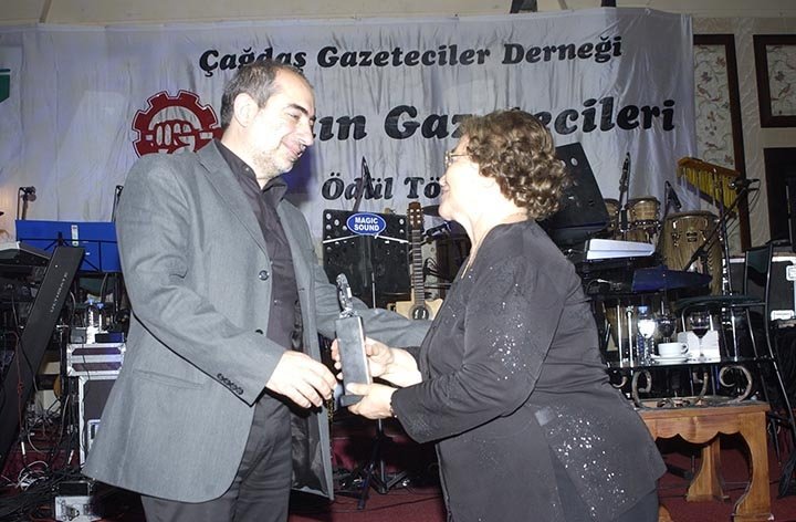 metin, kişi, iç mekan, kadın içeren bir resim Açıklama otomatik olarak oluşturuldu
