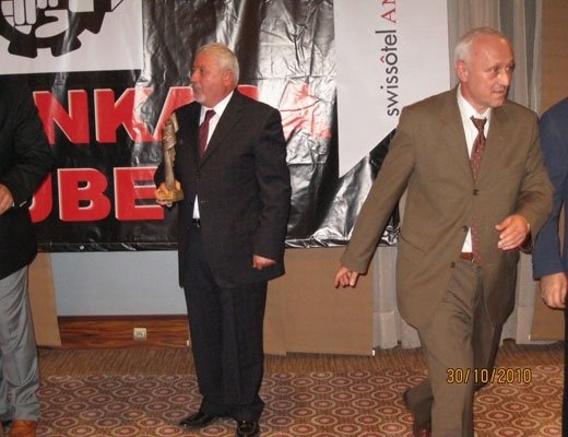 metin, kişi, takım, yer içeren bir resim

Açıklama otomatik olarak oluşturuldu