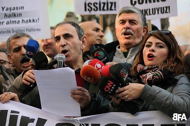 metin, megafon, kalabalık içeren bir resim Açıklama otomatik olarak oluşturuldu