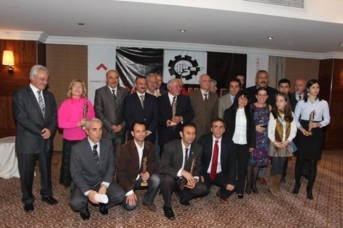 tavan, kişi, iç mekan, yer içeren bir resim

Açıklama otomatik olarak oluşturuldu