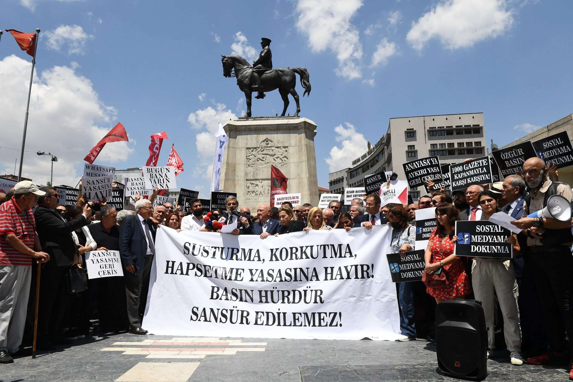 Medya Dayanışma Grubu: Türkiye otokrasiyi hak etmiyor